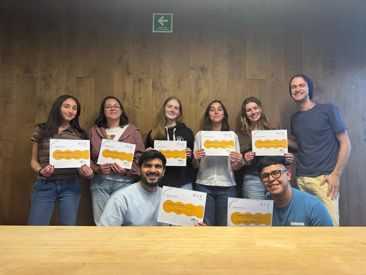 Alumnos de ECO sosteniendo reconocimientos