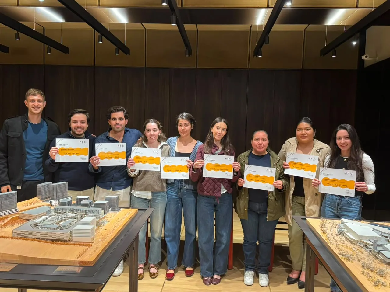 Alumnos de ECO sosteniendo reconocimientos